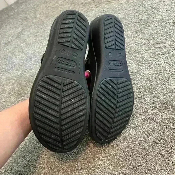 Crocs Sanrah Flip Flop Wedge Black with Gold Circle Women Size 6 - Picture 2 of 5